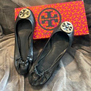 TORY BURCH - 7.5 Black Ballet Flat Reva